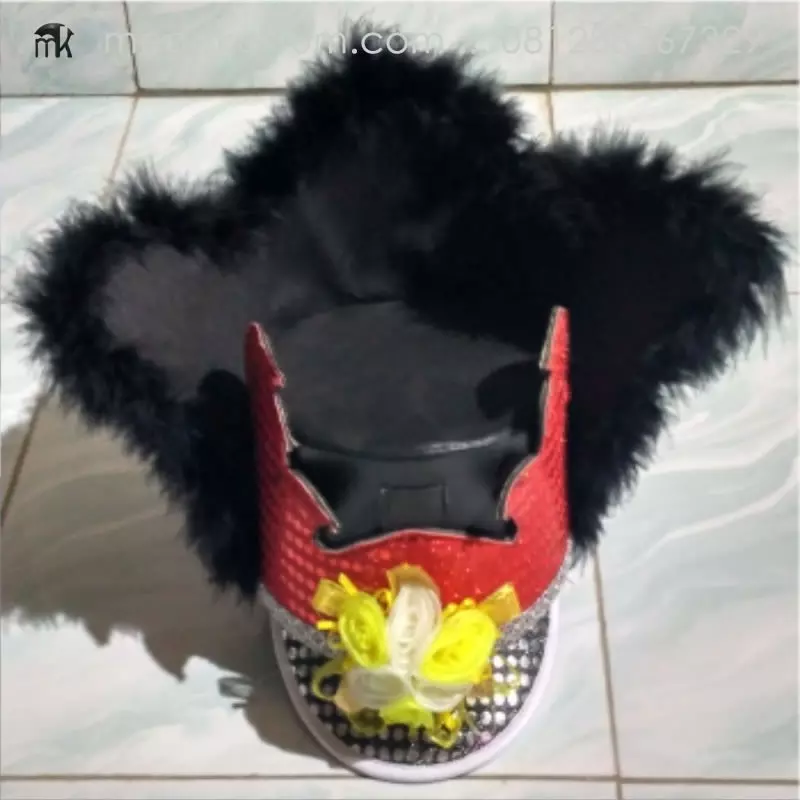 topi-mayoret-merah-bulu-hitam-aksen-kuning